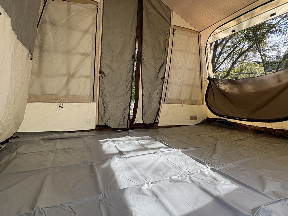 B区画2人用テント内部